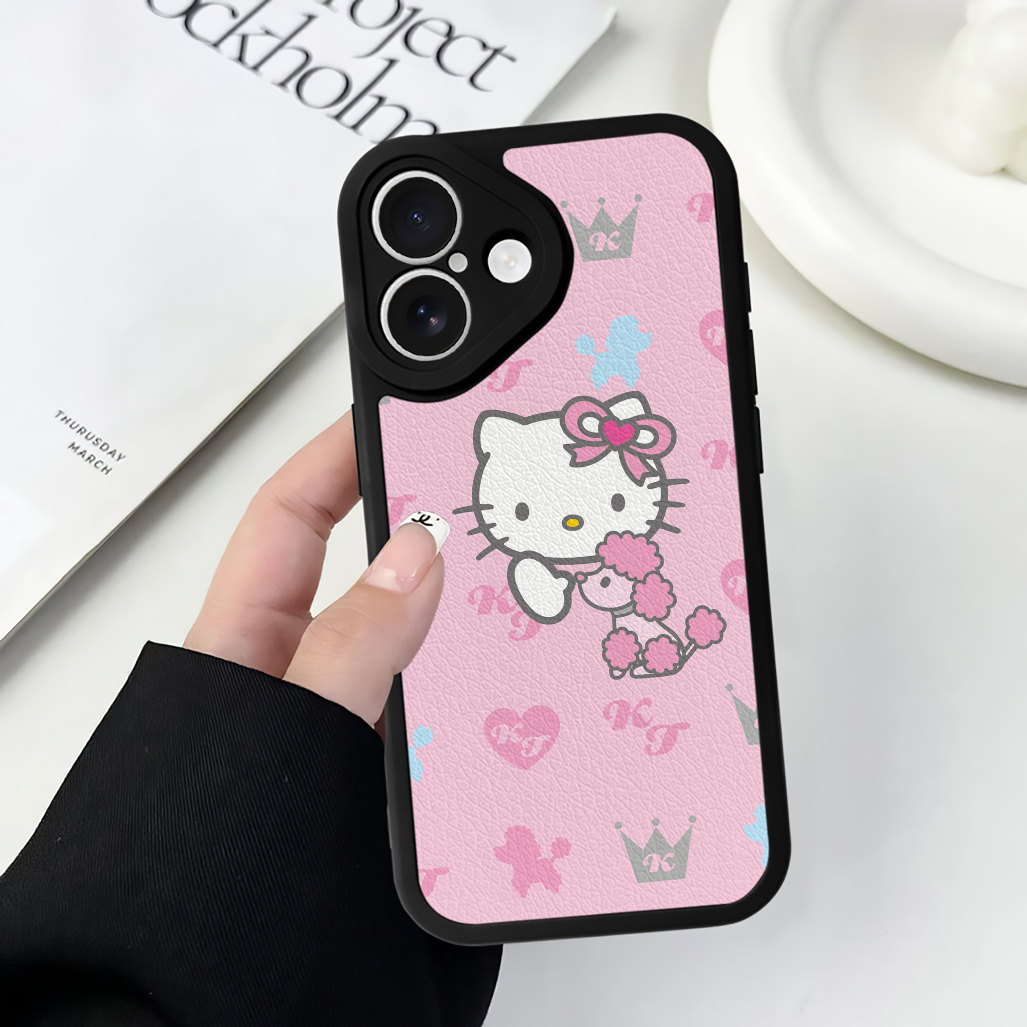 （画像用） Hello Kitty ハローキティ 【iPhone 16シリーズ対応】シリコンスマホケース（レザー調） 材質：シリコン